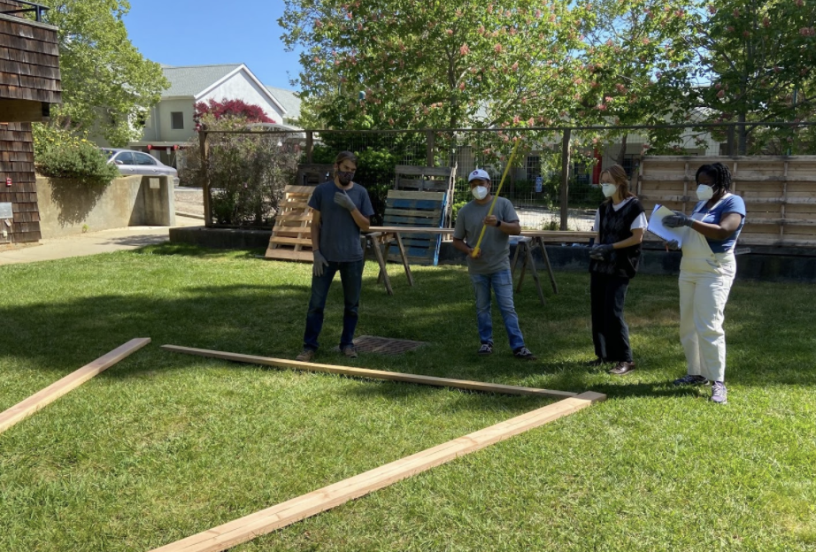 From left to right: Eli Nygren, Gianni Castanon, Isabella Winkler, and Jazmin Benton discussing house dimensions, etc.